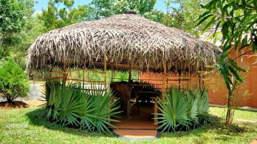 Hotel Niyagala Lodge Сигирия Экстерьер фото